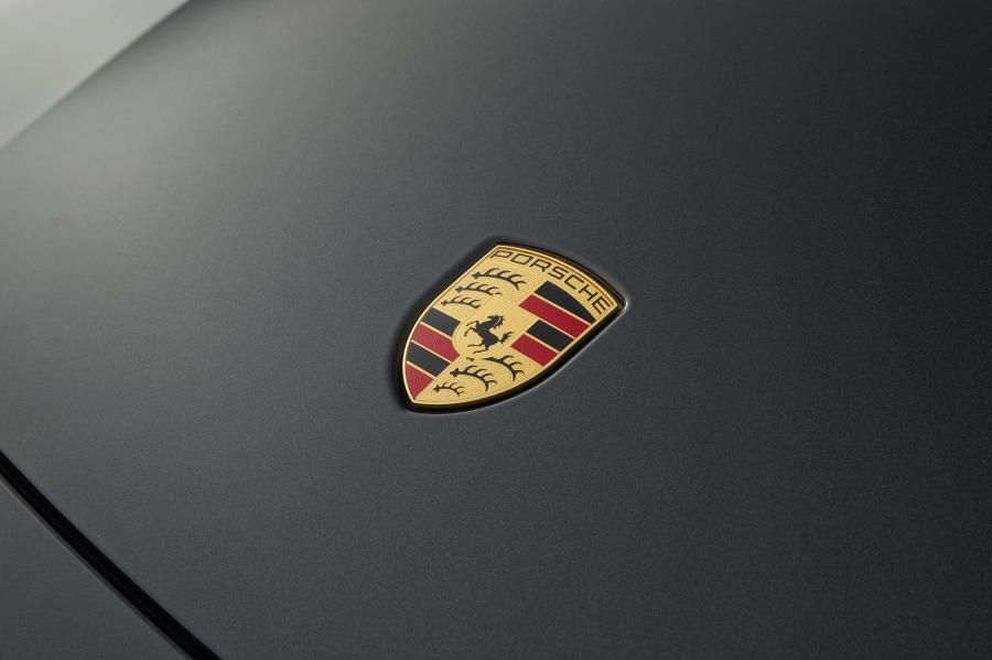 Логотип Porsche Taycan Turbo S 2020 года  (AU) (фото 21 из 30)